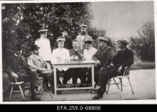 II Eestimaa kubermangu maleturniiri organiseerijad ja osavõtjad 1906. aastal Tallinnas Virumäel, istuvad (vasakult) G. Abels, W. Sohn, G. Voltšenko, A. Labbe, M. Mjassojedov, S. Sepp, A. Zegžda, seisavad D. Feodoroff, K. Bežanitski, S. Sokolov ja G. Valk. 