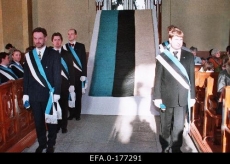 Üliõpilaskorporatsioonide esindajad auvalves 113 aastat vana Eesti Üliõpilaste Seltsi lipu juures Kaarli kirikus Eesti Vabariigi 80.aastapäeva jumalateenistusel. (24.02.1998)