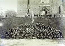 H. Treffneri Gümnaasiumi õpetajad ja õpilased u 1890/91. H.Treffner varemete ees, par. 15.