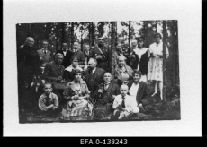 Tallinna Börsikomitee esimees Konstantin Päts (esireas keskel) seltskonnaga metsas, taga seisab kindralmajor Jaan Soots. 1924