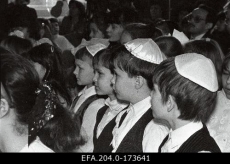 Lapsed Juudi Gümnaasiumi 70. aastapäeva aktusel kooli aulas. 03.02.1994