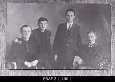 I Riigikogu kommunistliku rühma liikmeid 1922. a. vasakult: 1. Eduard Kägu; 2. Sergei Andrejev; 3. Adolf Leevald; 4. Artur Vanja ?.