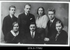 Sotsiaal-filosoofilise (?) rühma liikmeid 2. rida vasakult: 2. E. Laugaste, 3. G. Laugaste, 4. Paul Vihalem. [Tartu] [1922-1923]