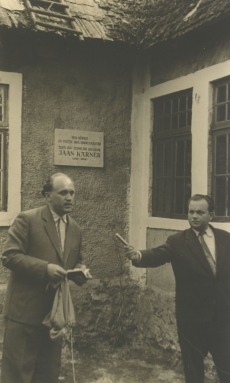 Jaan Kärneri mälestustahvli avamine 27. mai 1961. a. Kõneleb Elva Koduloomuuseumi direktor K. Kirt, paremal Eesti Raadio reporter Udo Ugaste