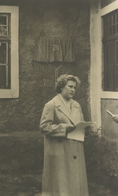 Jaan Kärneri mälestustahvli avamine Käo-Kinksepal 27. V 1961. a. Kõneleb Uderna kooli õpetaja A. Rebane