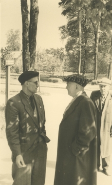 Rudolf Sirge ja Erni Hiire vestlemas Elvas 27. VI 1961. a