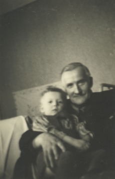 Jaan Kärner koos väikese poisiga 1952. a