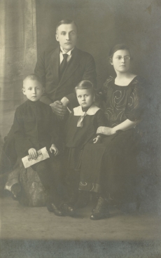 Jaan Kärner perekonnaga Elvas 1922. a