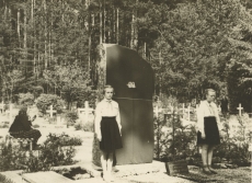 Jaan Kärneri hauasamba avamiselt Elvas 27. mai 1961. a. Auvalve