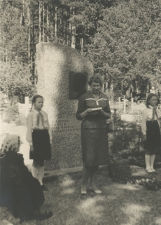 Jaan Kärneri hauasamba avamine Elvas 27. mai 1961. Kõneleb Aili Suur, Elva Koduloomuuseumi töötaja