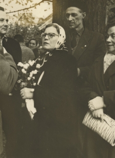 Külalisi Jaan Kärneri mälestustahvli avamisel "Kinksepal" 27. V 1961. a. Keskel Hilda Kärner, tema taga Rudolf Sirge