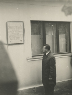 J. Kärneri mälestustahvel Tartus, V. Kingissepa tänav 59 25. sept. 1966. Kõneleb J. Lott