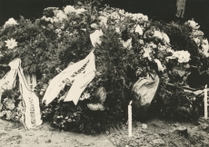 J. Kärneri haud pärgadega