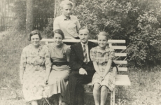 Jaan Kärner perekonnaga Elvas (J. Kärneri 35) u. 1936 - 1937. a. Istuvad abikaasa Hilda, tütar Eha, Jaan, tütar Elo. Seisab poeg Ülo