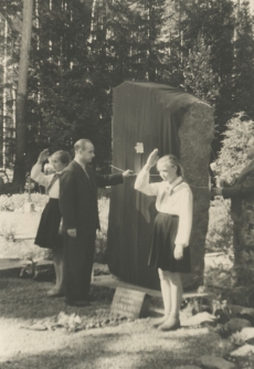 Jaan Kärneri mälestussamba avamine 27. mai 1961. a. Samba vabastab kattest EKP Elva rajoonikomitee esimene sekretär H. Valner