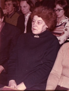 Betti Alver Tartu kirjanduspäeval saalis kuulajate hulgas Kirjandusmuuseumis 19. XI 1976