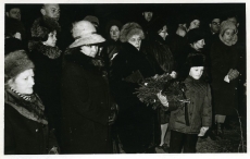Betti Alver (vas. 3.) abikaasa Mart Lepiku matustel 21.12.1971