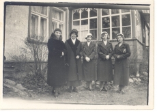 Anna Haava , J.Reinmann, A. Matiisen, M.Klement L.Koidula mälestustahvli avamise päeval sama maja(Tartus, Tiigi tän.) aias.