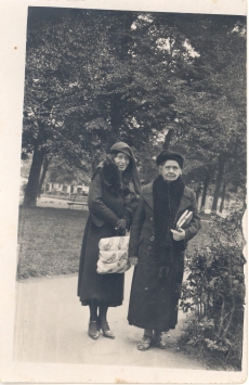 Anna Haava ja Alma Toom Tallinnas 1935.a. sügisel