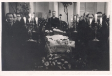 Anna Haava puusärgi juures auvalves 17.03.1957. Abel Nagelmaa, Eduard Laugaste, Harald Peep, J. Käosaar, Udo Kolk. Kõneleb Paul Rummo.