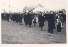 Anna Haava matus. Delegatsioonid pärgadega teel kalmistule. Esimeses reas vasakult: J. Feldbach ja Erni Hiir.