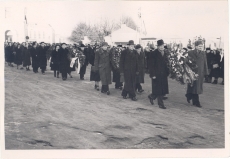 Delegatsioonid teel kalmistule. Paremalt esimene Kunstifondi Tartu osak.  direktor F. Lokk
