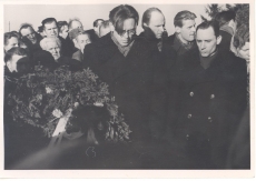 Anna Haava matus Tartu Maarja kalmistul.Keskel pärjaga Tartu linna TSN TK haridusosakonna inspektor Udo Siinamm, temast paremal skulptorid Paberit ja Kärner.