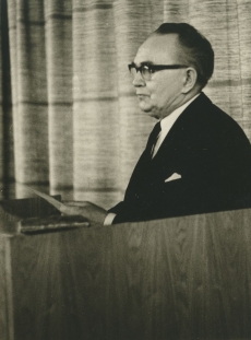 Erni Hiir esinemas kirjandusõhtul Kirjanike Majas Tallinnas 17. II 1966. a
