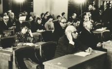 Eesti NSV kirjanike VI kongress Tallinnas 5. -7. mai 1971. a. Vaade istungisaali. I reas Valmar Adams ja Erni Hiir, II reas Lilli Promet, Lennart Meri
