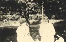 Johanna Kitzberg (paremal) tundmatuga