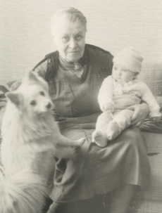 Johanna Kitzberg pojatütre Leena ja koeraga