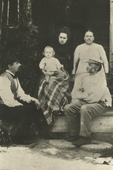 August Kitzberg abikaasa ja poeg Hansuga ning vend Jaan abikaasaga Pöögle koolimaja rõdul 1901. või 1902.  a. suvel