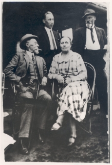 Karl August Hindrey A. Kitzbergiga ja ta perekonnaga Pühajärvel