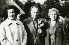 Debora Vaarandi, Paul Rummo ja Kersti Merilaas Tallinna Vabaõhumuuseumis FU kongressi ajal 1970. aasta augustis