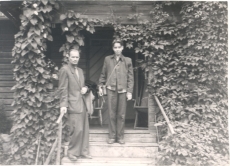 Wulff-Õis, Paul ja Paul-Eerik Rummo Wulff-Õie maja lävel Nüpli järve ääres