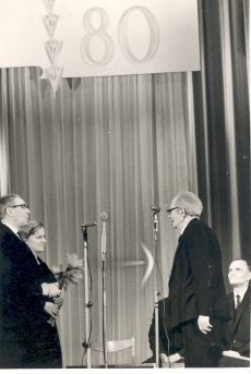 Friedebert Tuglase 80. sünnipäev 1966. J. Smuul, E. Niit, Friedebert Tuglas, P. Rummo