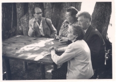 Gustav Wulff (vasakult Mart Lepik, Friida Kallit, Jaan Roos, Olga Wulff Nüpli-Lõhmuse põliste pärnade all istumas)