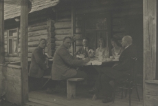 Võru-Kasaritsas 1921. a. Vasakult: 1) Aleks. Oinas, 2) Aleks. Tassa, 3) Fr. Tuglas, 4) A. Oinas-Kurvits, 5) Elo Tuglas, 6) Jaan Vahtra