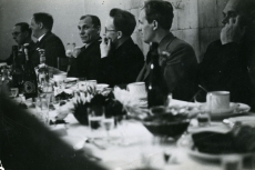 Vasakult: V. Adams, tundmatu, A. Kivikas, P. Viiding, P. Vallak, A. Tassa lauas ekskursioonil Kohtlasse