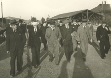 Kirjanike ekskursioon mööda Eestis 1938. a. Esireas vasakult: J. Semper, tundmatu, M. Jürna, H. Visnapuu, P. Vallak, J. Parijõgi