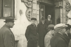 Kirjanikud ekskursioonil 1938. a. A. Antson (ukseavas), Pedro Krusten, Peet Vallak (kaabuga), Erni Hiir (heleda soniga), Aadu Hint, [August Jakobson]