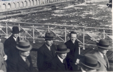 Kirjanike ekskursioon mööda Eestit 1938. a Narva sillal