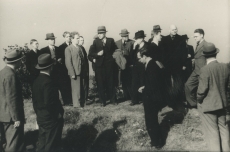 Kirjanikud Narvas Keldrimäel 28. IX 1938. a. Mart Raud keskel küljega seismas. Taga L. Anvelt, F. Tuglas, P. Vallak, A. Tassa jt
