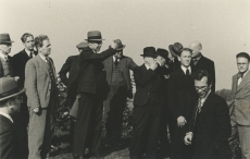Kirjanikud Narva tammikus  1938. a. Mart Raud ees par. 2. Taga P. Vallak, F. Tuglas, B. Kangro jt.