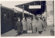 Kirjanikud Tallinna jaamas 1938. a (vasakult: J. Parijõgi, Friedebert Tuglas, M. Jürna, Peet Vallak, Johannes Semper)