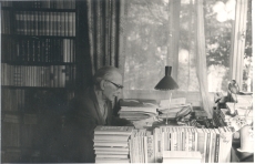 Friedebert Tuglas kodus oma töölaua juures 6. VI 1963