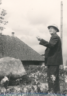 Friedebert Tuglas sünnikoha kivi juures, 1963