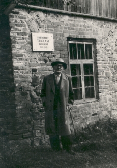 Friedebert Tuglas lapsepõlvekodu end. hoone ees Ahjal, 1963