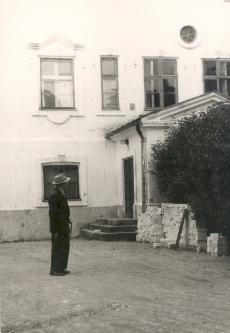 Friedebert Tuglas vaatleb endist Ahja häärberit, 1963