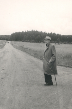 Friedebert Tuglas V.-Kuuste teel Ahjas, 1963